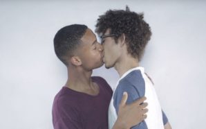 VIDEO : Quand des hétéros embrassent (avec la langue) pour…
